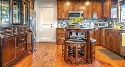 Fully Updated 3 BDR Seaside Home Minutes to Beach!