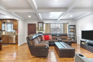 Una televisión, una oficina