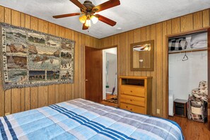 4 bedrooms, iron/ironing board, WiFi, bed sheets