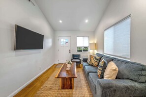 TV - Charming 2 BDR Seaside Cottage – 5 Min to Beach! (Seaside)