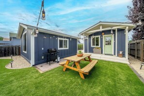 Outdoor dining - Charming 2 BDR Seaside Cottage – 5 Min to Beach! (Seaside)