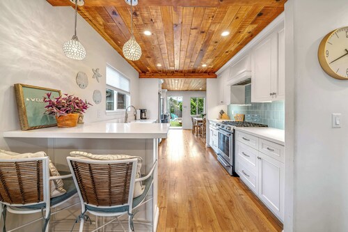Del Monte Beach Cottage Sleeps 4 with Private Yard