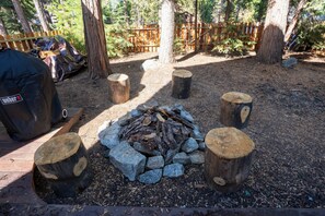 Property grounds - Tuscan Villa Shaver Lake Hot Tub Firepit Sleeps 8 (Shaver Lake)