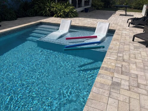 Villa By The Bay
Luxury 3 bedroom all ensuite, private pool, pickleball court