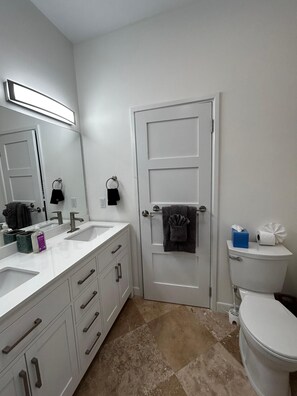 Shower, hair dryer, towels, soap - Luxury 3 bedroom all ensuite gourmet kitchen dining area pool pickleball court (Bridgetown)