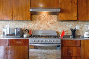 Deluxe Villa, Mountain View | Private kitchen - Spacious Cuernavaca House Pool Grill (Tres de Mayo)