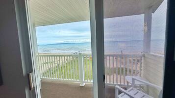A balcony with a view of the ocean.