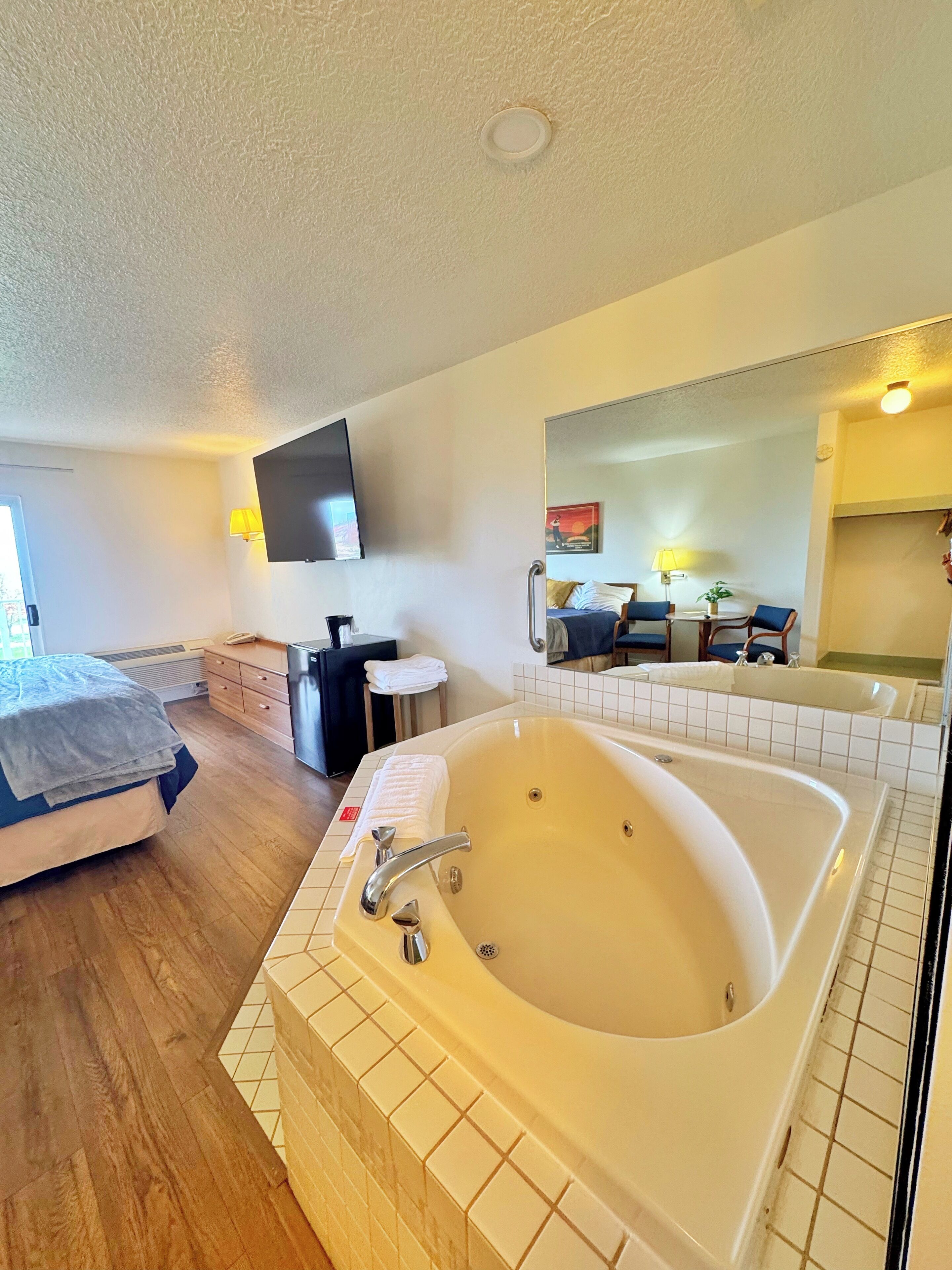 Phòng, 1 giường cỡ king, bồn tắm thủy lực, quang cảnh hồ | Bồn tắm thủy lực