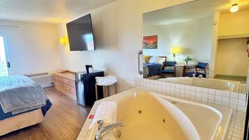 Phòng, 1 giường cỡ king, bồn tắm thủy lực, quang cảnh hồ | Bồn tắm thủy lực