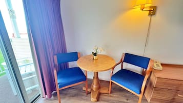 Room, 1 King Bed, Lake View, Ground Floor