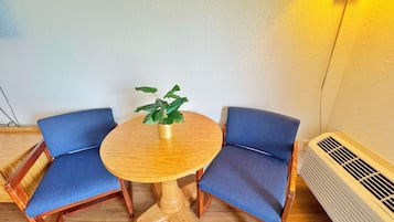 Room, 2 Queen Beds, Lake View