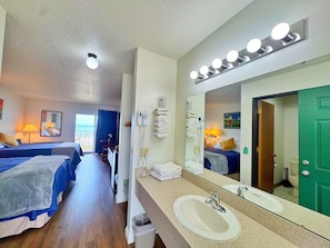 Chambre, 2 grands lits, chambres communicantes, vue lac | 1 chambre, Wi-Fi gratuit, draps fournis