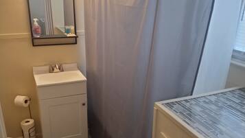 Suihku, hiustenkuivaaja, pyyhkeet, saippua