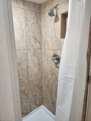 Dusche, Haartrockner, Handtücher, Seife