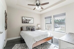 4 عدّة غرف نوم وواي فاي وملاءات أسرّة