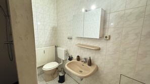 Dusj, miljøvennlige toalettsaker, hårføner og håndklær