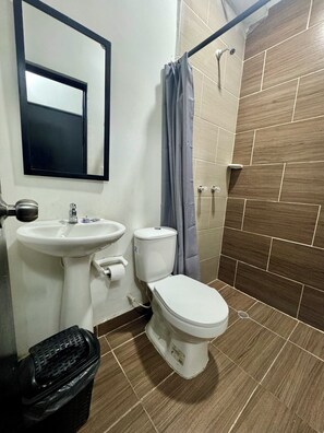 Standard Double Room | Bathroom | Shower, towels, soap, toilet paper - HOTEL SELECT (Medellín)