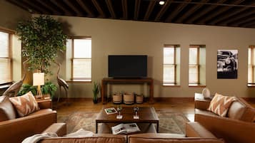 Suite de lujo, 1 cama King size, cocina, vista a la ciudad | Área de sala de estar
