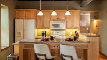Full-size fridge, microwave, oven, stovetop