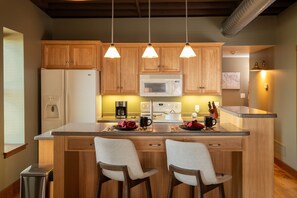 Grand réfrigérateur, micro-ondes, four, plaque de cuisson