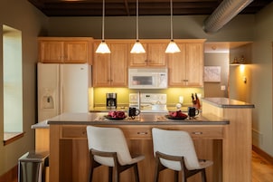 Full-size fridge, microwave, oven, stovetop