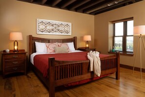 ノートパソコン用作業スペース、遮光カーテン、アイロン / アイロン台、WiFi (無料)