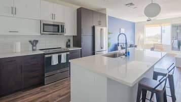 Køleskab, mikrobølgeovn, ovn, kogeplade