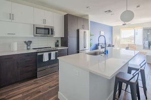 Refrigerador, microondas, horno, placa de cocina