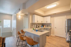 Een koelkast, een microgolfoven, een oven, een kookplaat