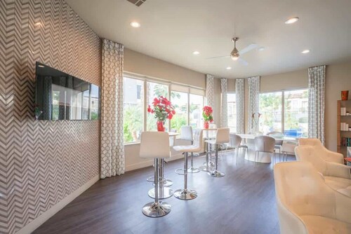 Luxury Oasis w/ Gym+Pool+Parking+W/D+Balcony