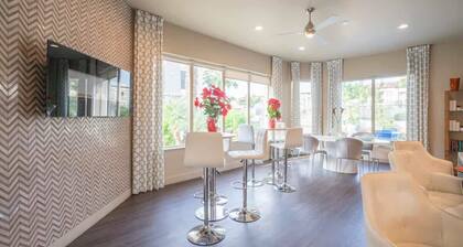 Luxury Oasis w/ Gym+Pool+Parking+W/D+Balcony