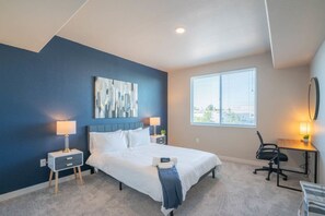 A bedroom with a bed, bedside tables, a desk, and a chair. - Heart of Tempe  Balcony, Pool, Gym, WD, Parking (Tempe)