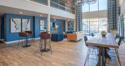 Trendy Spot | Pool, Gym, Parking, Sleeps 8