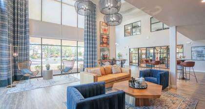 Centrally Located Apt|Pool,Gym,W/D,Balcony,Parking