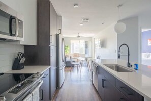 Geladeira, micro-ondas, fogão, cooktop