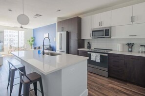 Refrigerador, microondas, horno, placa de cocina