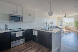 Refrigerador, microondas, horno, placa de cocina