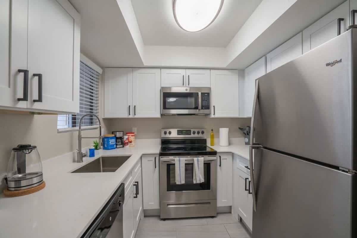 Refrigerador, microondas, horno y parrilla de estufa 