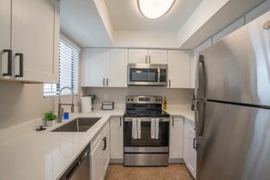 Refrigerador, microondas, horno, placa de cocina