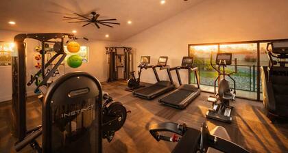 Walk to Old Town: Gym, Pool, W/D, Pkg & Balcony
