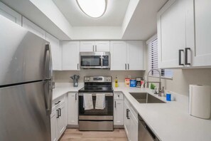 Refrigerador, microondas, horno, placa de cocina