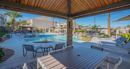 Near DT & Trails | Pool,Gym,Balcony,W/D,Parking