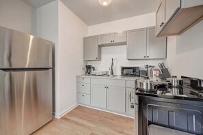 Fridge, microwave, oven, stovetop - Stay at CDT in Milwaukee | Studio w/ Full Kitchen (Milwaukee)