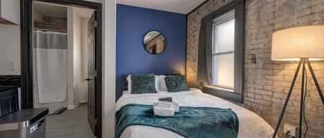 Tabla de planchar con plancha, wifi y ropa de cama