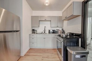 Køleskab, mikrobølgeovn, ovn, kogeplade