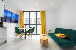 Entreplanta Familiar | 1 sovrum, minibar, arbetsyta för laptop och mörkläggningsgardiner