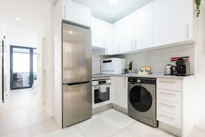 Entreplanta Familiar | 1 bedroom, minibar, laptop workspace, blackout drapes - LEMON APARTMENT & HOTELS (Madrid)