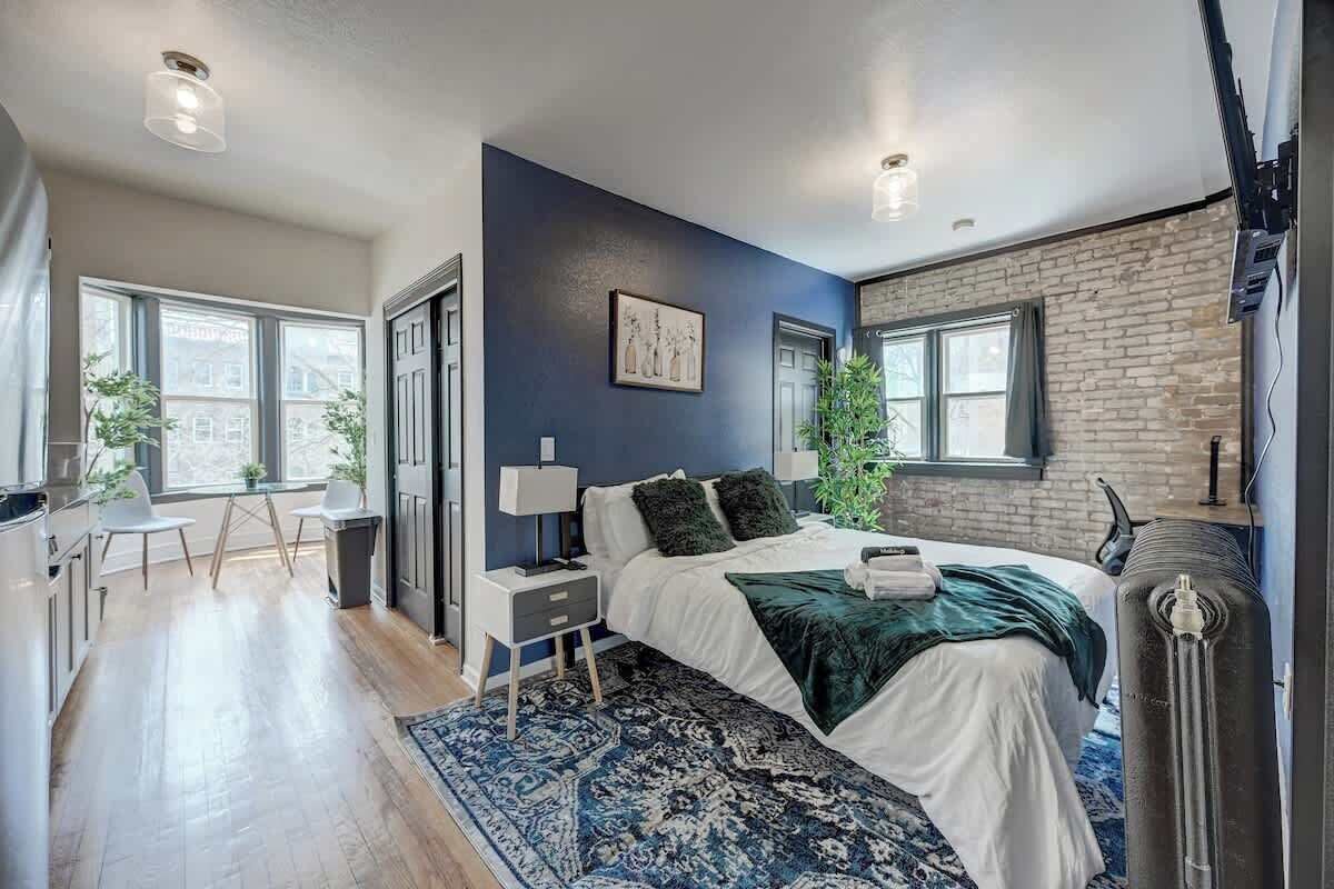 Iron/ironing board, WiFi, bed sheets