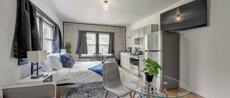 Iron/ironing board, WiFi, bed sheets