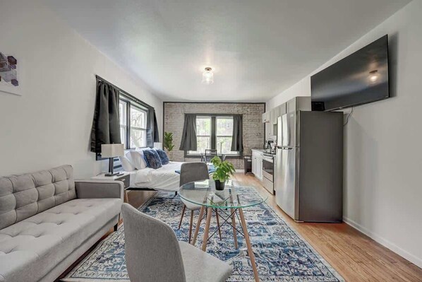 TV, offices - Chic CDT Milwaukee Stay Close to Everything (Milwaukee)